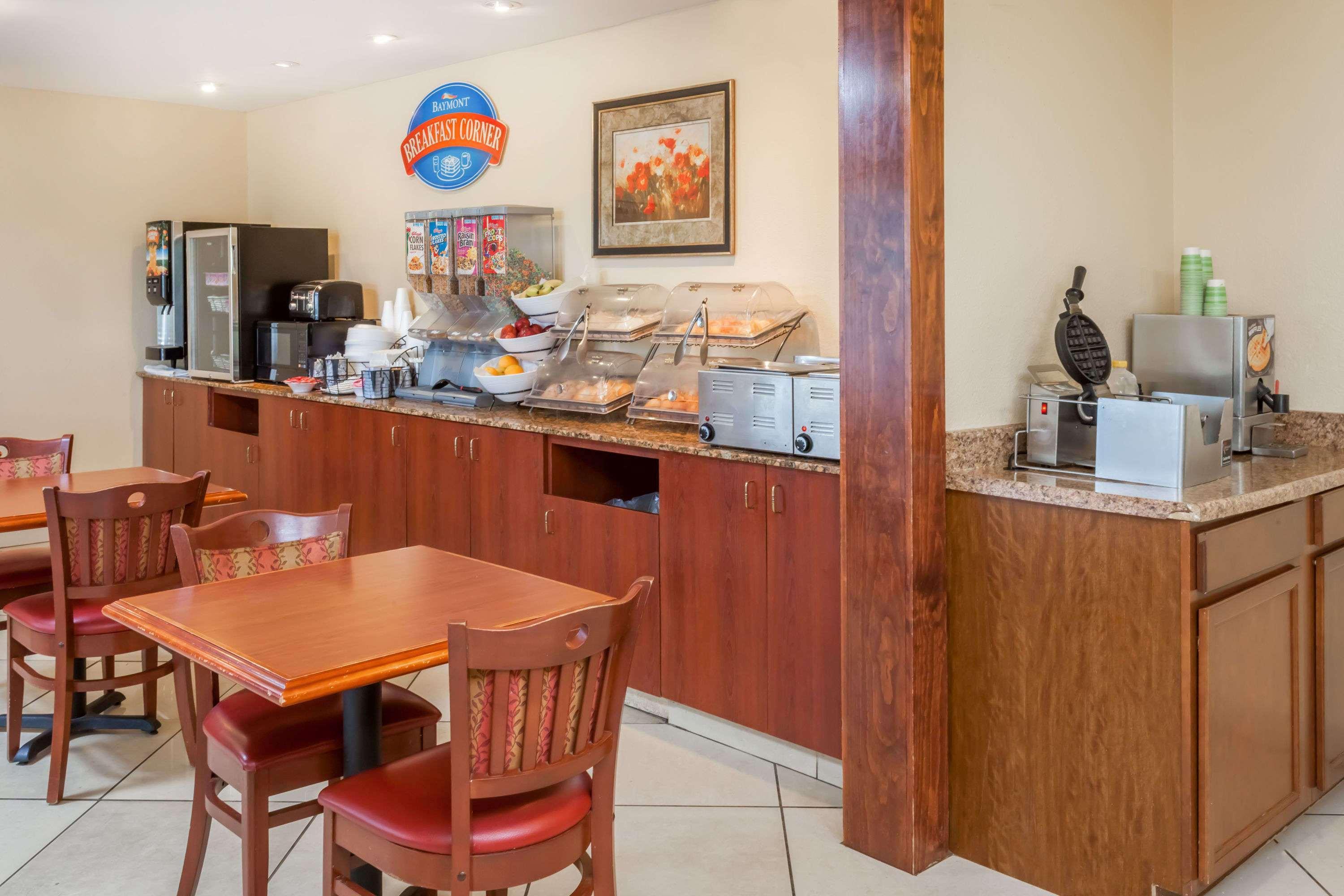 Baymont By Wyndham Peoria Hotel Buitenkant foto
